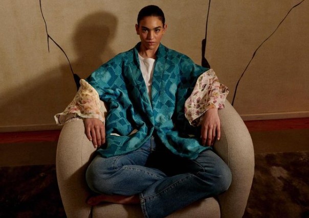 Retazos de tapicería convertidos en kimonos de diseño mexicano